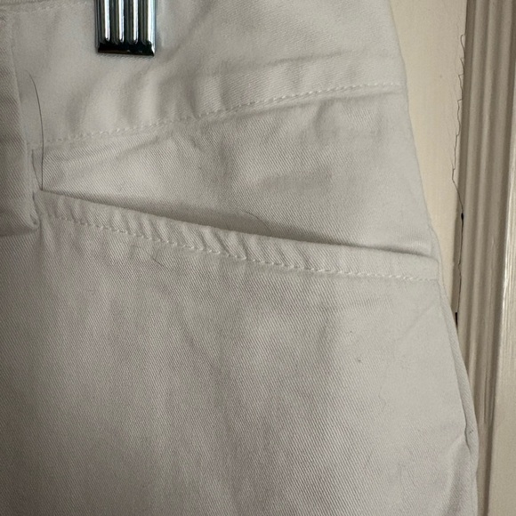 Lands End White Women's Shorts - Excellent Used Condition - Picture 2 of 7